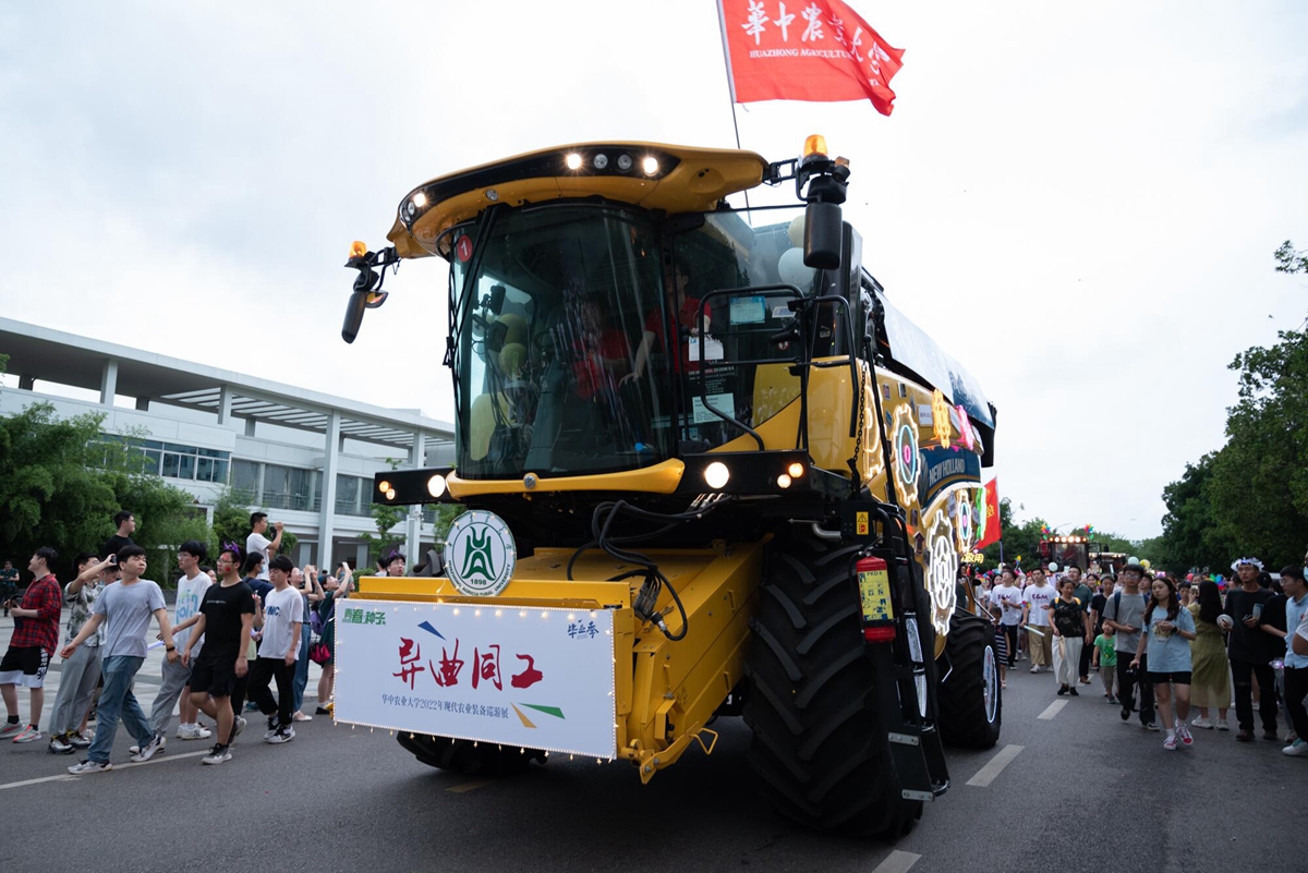 工学院装扮的“大黄蜂”收割机（学通社记者 吴采睿 摄）