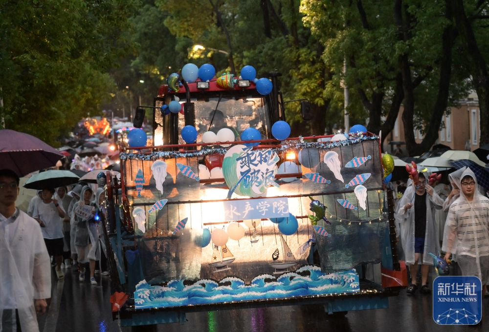 6月21日，农机花车队伍在华中农业大学校园里冒雨巡游。3